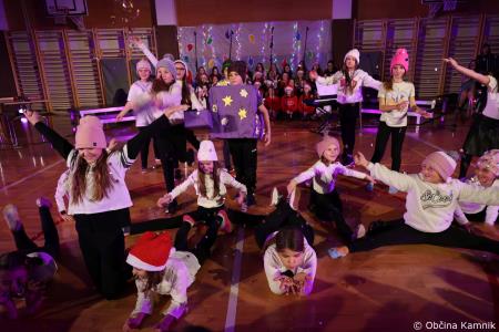 Miklavžev koncert na Osnovni šoli Toma Brejca napolnil telovadnico do zadnjega kotička (57)